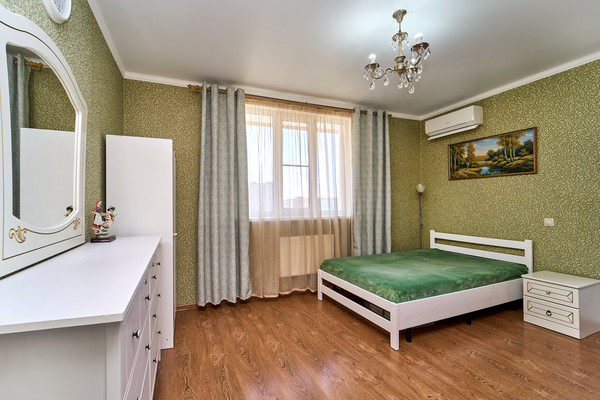 Продам двухкомнатную (2-комн.) квартиру, Домбайская ул, 101к1, Краснодар г