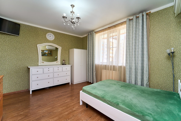 Продам двухкомнатную (2-комн.) квартиру, Домбайская ул, 101к1, Краснодар г