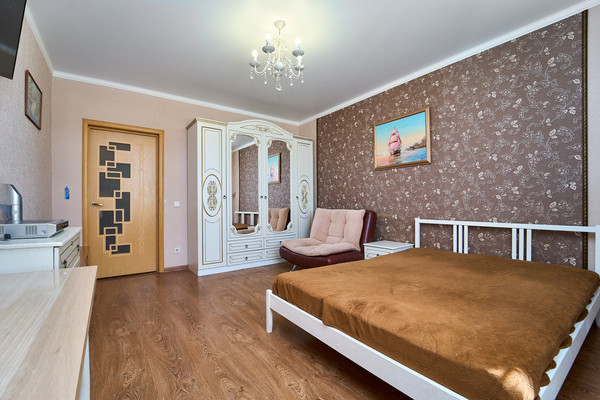 Продам двухкомнатную (2-комн.) квартиру, Домбайская ул, 101к1, Краснодар г