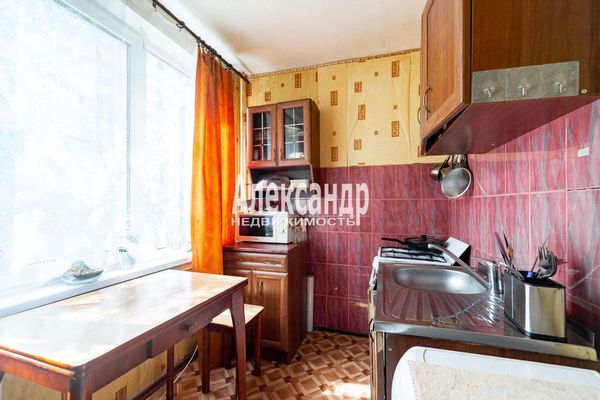 Продам трехкомнатную (3-комн.) квартиру, Дыбенко ул, 23к3, Санкт-Петербург г
