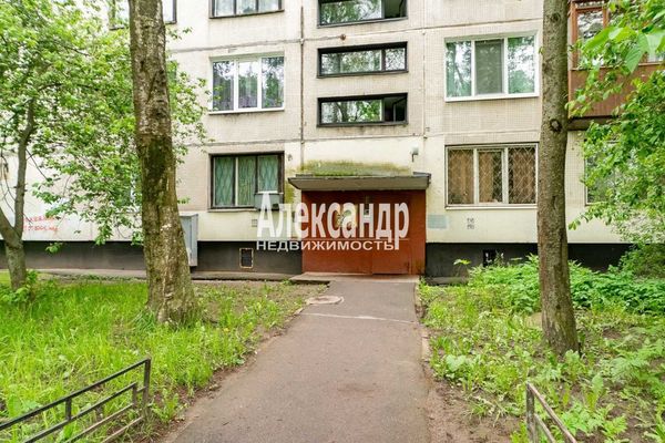 Продам трехкомнатную (3-комн.) квартиру, Дыбенко ул, 23к3, Санкт-Петербург г