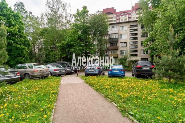 Продам трехкомнатную (3-комн.) квартиру, Дыбенко ул, 23к3, Санкт-Петербург г