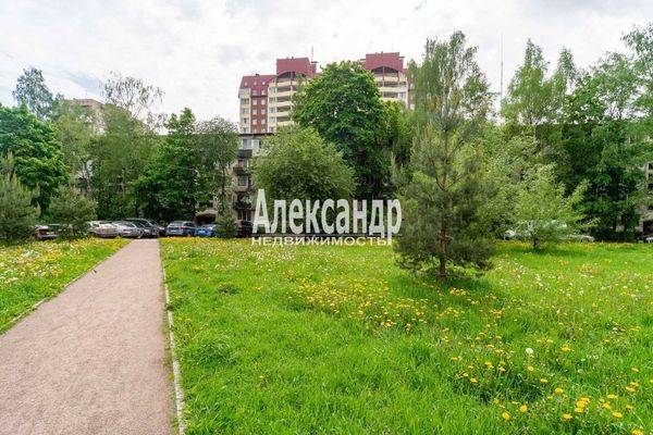 Продам трехкомнатную (3-комн.) квартиру, Дыбенко ул, 23к3, Санкт-Петербург г