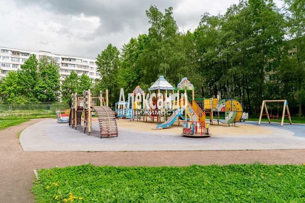 Продам трехкомнатную (3-комн.) квартиру, Дыбенко ул, 23к3, Санкт-Петербург г