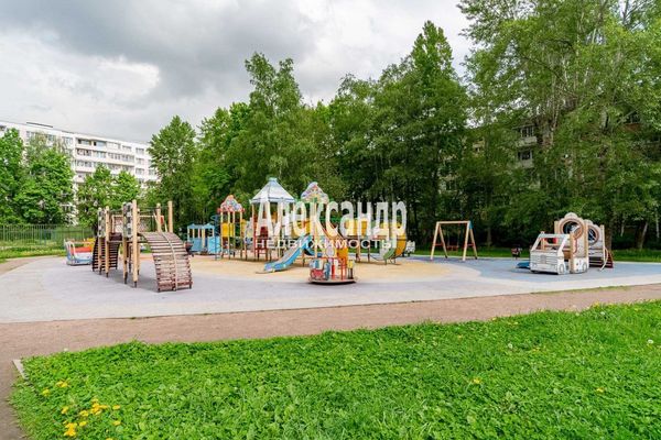 Продам трехкомнатную (3-комн.) квартиру, Дыбенко ул, 23к3, Санкт-Петербург г