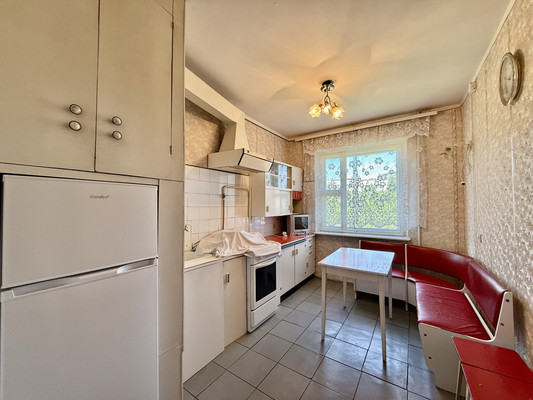 Продам трехкомнатную (3-комн.) квартиру, Героев Сталинграда ул, 35, Симферополь г