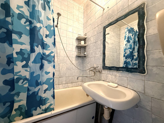 Продам трехкомнатную (3-комн.) квартиру, Героев Сталинграда ул, 35, Симферополь г