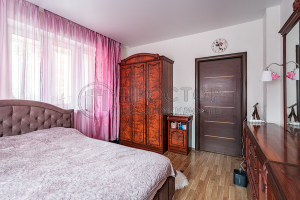 Продам трехкомнатную (3-комн.) квартиру, Родники мкр, 2, Знамя Октября п