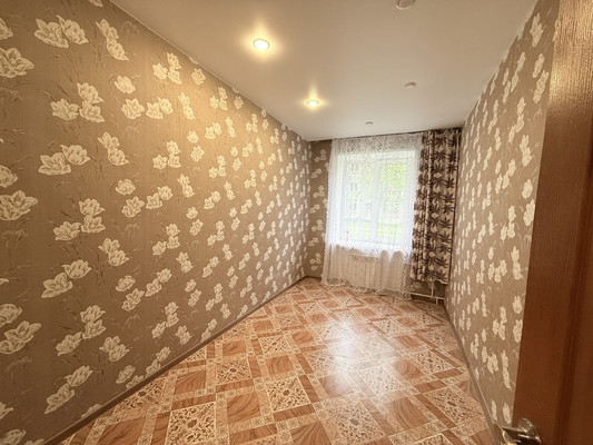 Продам двухкомнатную (2-комн.) квартиру, Коммунистическая ул, 11, Сурок п