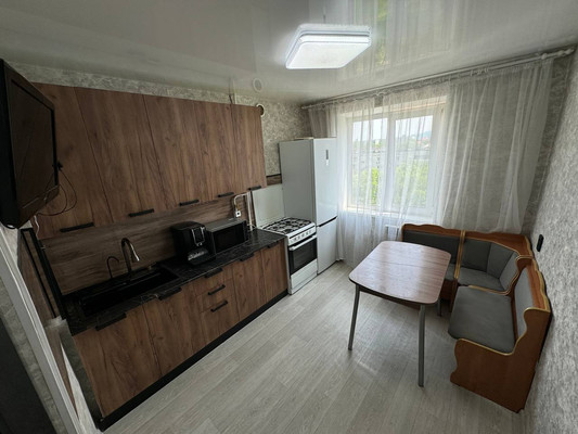 Продам трехкомнатную (3-комн.) квартиру, Победы пр-кт, 53к2, Комсомольск-на-Амуре г