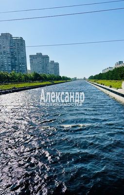 Продам комнату в 8-комн. квартире, Беринга ул, 32к3, Санкт-Петербург г