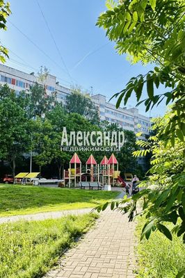 Продам комнату в 8-комн. квартире, Беринга ул, 32к3, Санкт-Петербург г