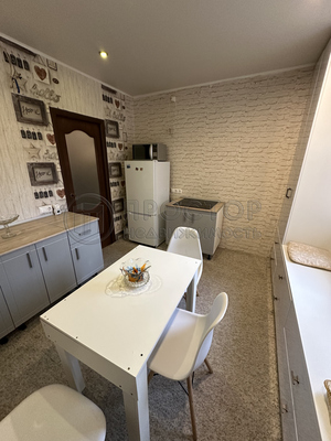 Продам трехкомнатную (3-комн.) квартиру, Родниковая ул, к1, Голубое д