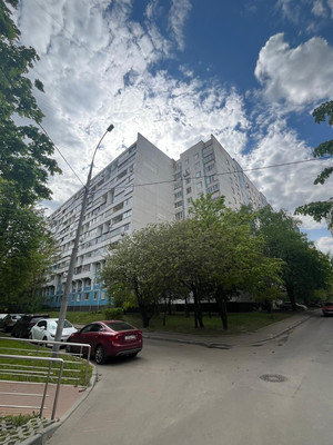 Продам трехкомнатную (3-комн.) квартиру, Строгинский б-р, 4к1, Москва г