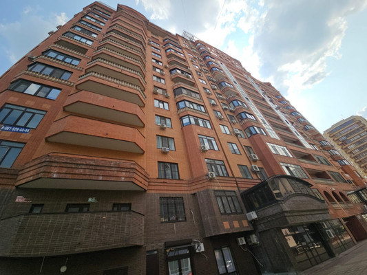 Продам трехкомнатную (3-комн.) квартиру, Комсомольская ул, 8, Краснодар г