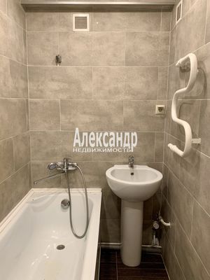 Продам трехкомнатную (3-комн.) квартиру, Елагинский пр-кт, 42, Санкт-Петербург г