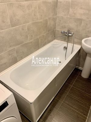 Продам трехкомнатную (3-комн.) квартиру, Елагинский пр-кт, 42, Санкт-Петербург г