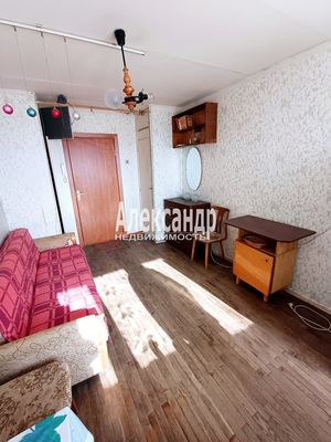 Продам комнату в 6-комн. квартире, Колпинская ул, 4, Колпино г