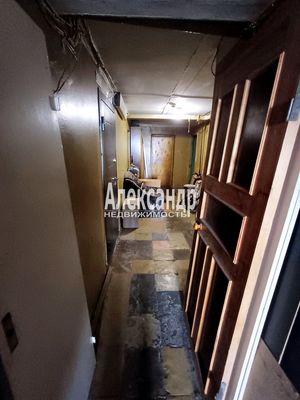 Продам комнату в 6-комн. квартире, Колпинская ул, 4, Колпино г