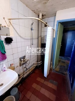 Продам комнату в 6-комн. квартире, Колпинская ул, 4, Колпино г