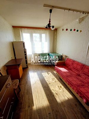 Продам комнату в 6-комн. квартире, Колпинская ул, 4, Колпино г