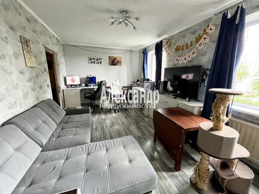 Продам трехкомнатную (3-комн.) квартиру, Шлиссельбургский пр-кт, 12к1, Санкт-Петербург г