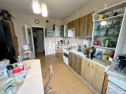 Продам трехкомнатную (3-комн.) квартиру, Шлиссельбургский пр-кт, 12к1, Санкт-Петербург г