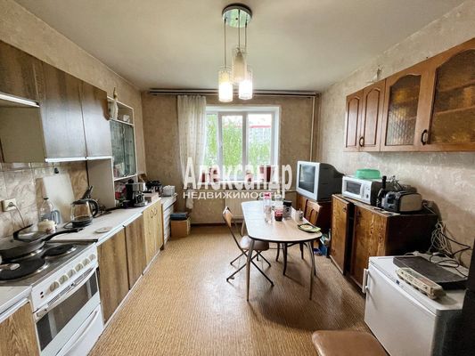 Продам трехкомнатную (3-комн.) квартиру, Шлиссельбургский пр-кт, 12к1, Санкт-Петербург г