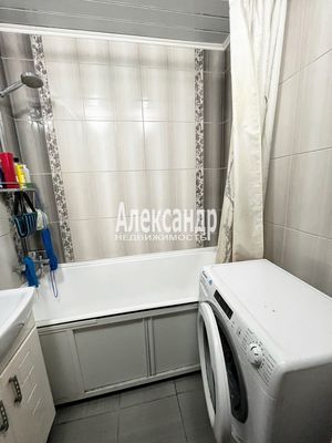 Продам трехкомнатную (3-комн.) квартиру, Шлиссельбургский пр-кт, 12к1, Санкт-Петербург г