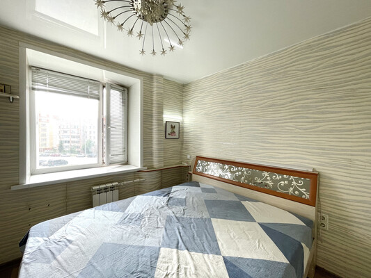 Продам трехкомнатную (3-комн.) квартиру, Сурикова ул, 36, Киров г