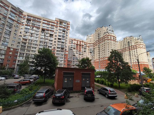 Продам многокомнатную квартиру, Просвещения пр-кт, 33к1, Санкт-Петербург г