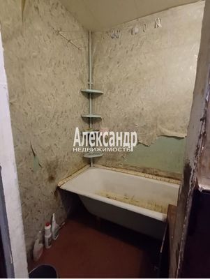 Продам трехкомнатную (3-комн.) квартиру, 56, Колпино д