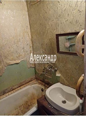 Продам трехкомнатную (3-комн.) квартиру, 56, Колпино д