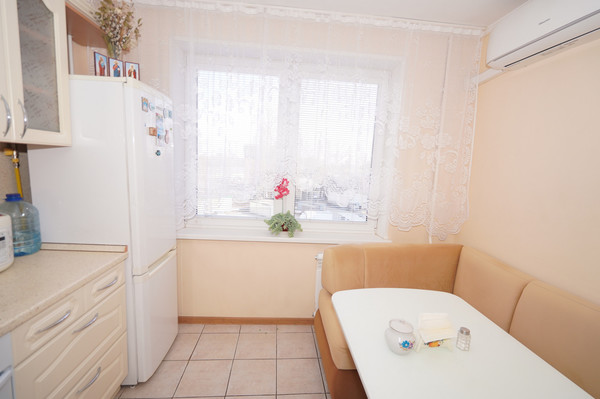Продам двухкомнатную (2-комн.) квартиру, Космонавтов ул, 8, Щербинка г