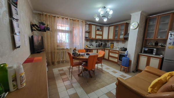 Продам трехкомнатную (3-комн.) квартиру, Фатыха Амирхана ул, 17, Казань г