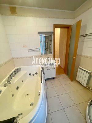 Продам многокомнатную квартиру, Ивана Фомина ул, 14к2, Санкт-Петербург г