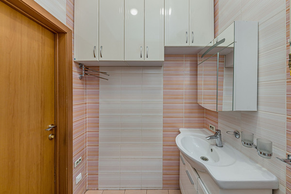 Продам двухкомнатную (2-комн.) квартиру, Жукова ул, 9А, Челябинск г