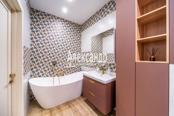 Продам многокомнатную квартиру, Петровский пр-кт, 24к2, Санкт-Петербург г