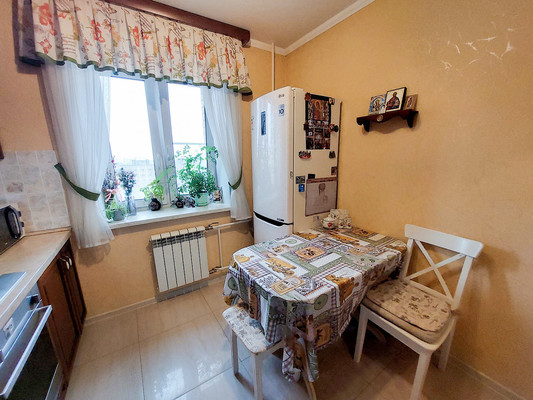 Продам трехкомнатную (3-комн.) квартиру, Западная ул, 44к1, Ям с