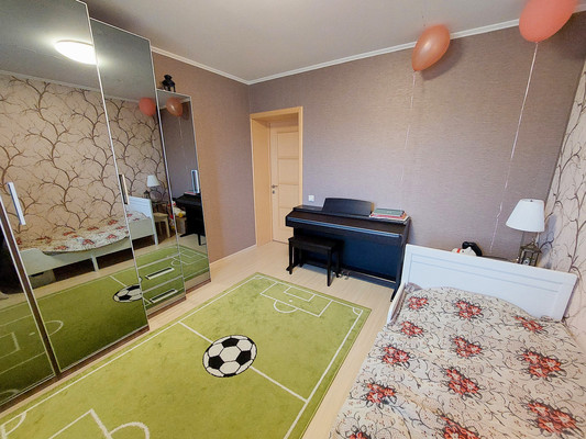 Продам трехкомнатную (3-комн.) квартиру, Западная ул, 44к1, Ям с