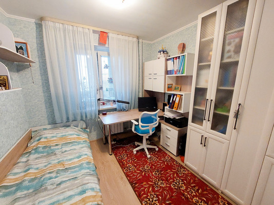 Продам трехкомнатную (3-комн.) квартиру, Западная ул, 44к1, Ям с