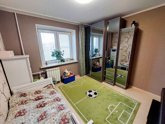 Продам трехкомнатную (3-комн.) квартиру, Западная ул, 44к1, Ям с