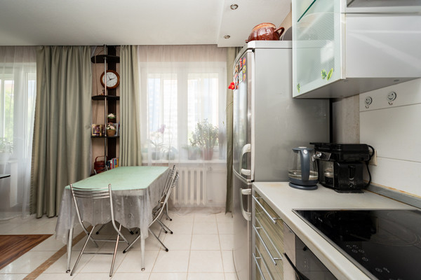 Продам двухкомнатную (2-комн.) квартиру, Байкальская ул, 202к2, Иркутск г