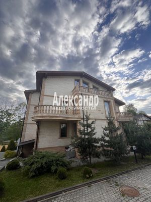 Продам трехкомнатную (3-комн.) квартиру, Чкалова ул, 34А, Гатчина г