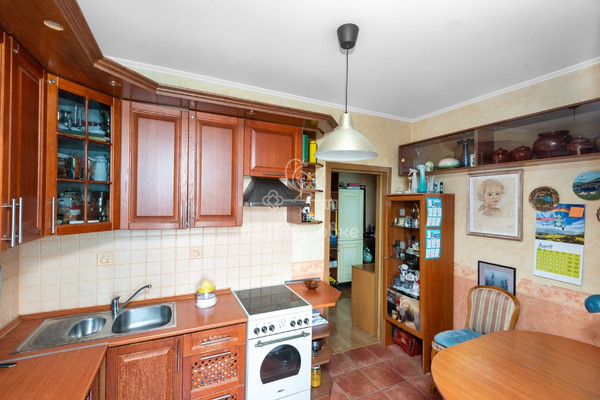Продам трехкомнатную (3-комн.) квартиру, Авиационная ул, 66, Москва г