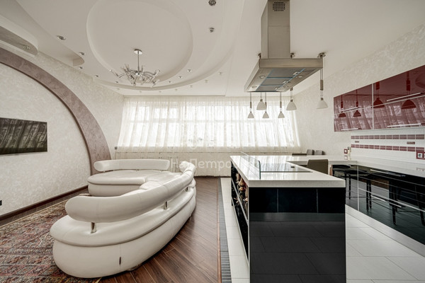 Продам трехкомнатную (3-комн.) квартиру, Симферопольский проезд, 18, Москва г