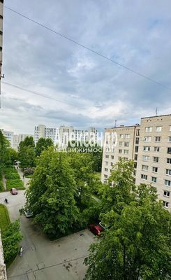 Продам комнату в 8-комн. квартире, Беринга ул, 32к3, Санкт-Петербург г