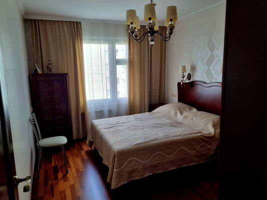 Продам трехкомнатную (3-комн.) квартиру, Бадаева ул, 8к2, Санкт-Петербург г