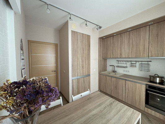 Продам трехкомнатную (3-комн.) квартиру, Горького ул, 168А, Калининград г