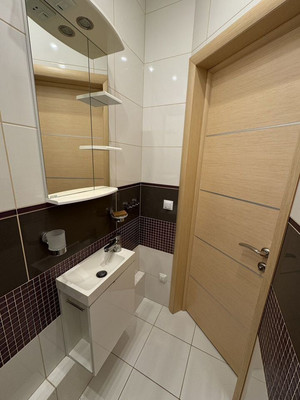 Продам трехкомнатную (3-комн.) квартиру, Горького ул, 168А, Калининград г